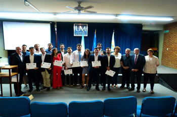 Gente celebrando en la Universidad de Mendoza
