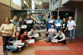 Egresados de la REPI con sus certificados